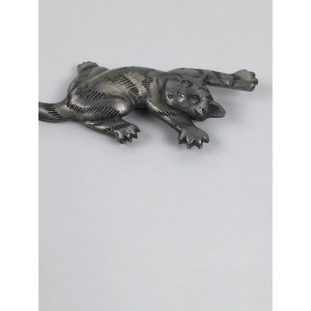 1988 JJ Vintage Silver Tone Surpriseed Climbing Cat Brooch Pin Figural Jewelry